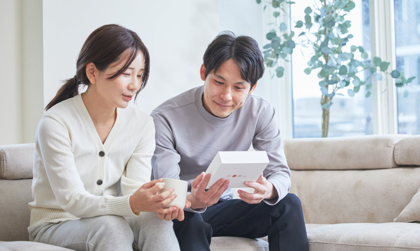 パートナーと相談している女性の写真