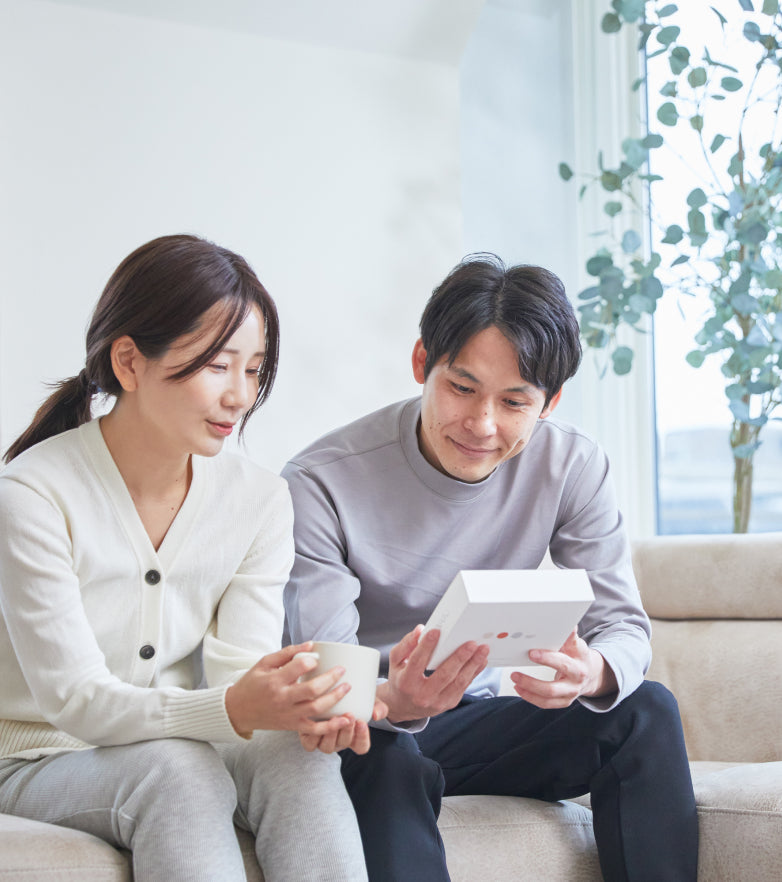 パートナーと相談している女性の写真