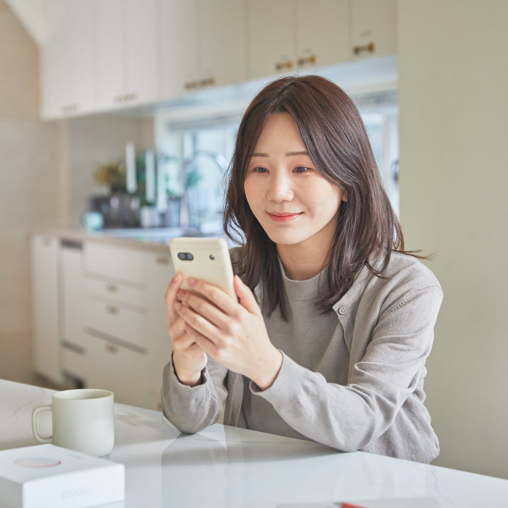 スマホで検査結果を見る女性